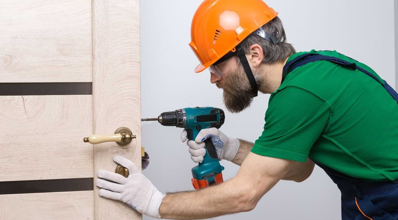 Locksmith Fixing Door 1 Aspect Ratio 1472 816